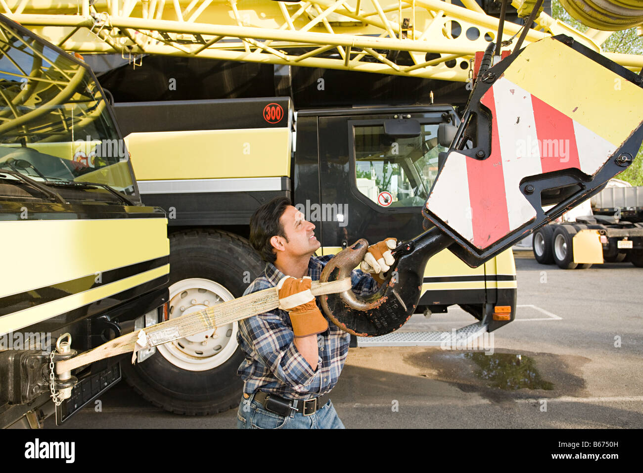 Mann mit Kran-LKW Stockfoto