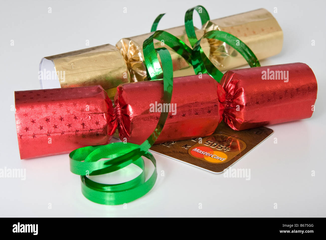 Christmas Crackers mit Stremer und Mastercard Kreditkarte Stockfoto