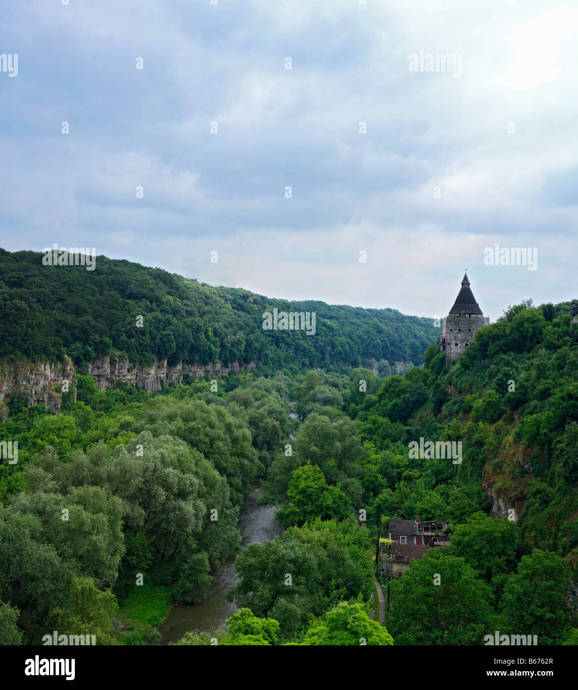 Turm der Burg am Fluss Smotrych, Kamianets Podilskyi, Podolien, Oblast Chmelnyzkyj (Region), Ukraine Stockfoto