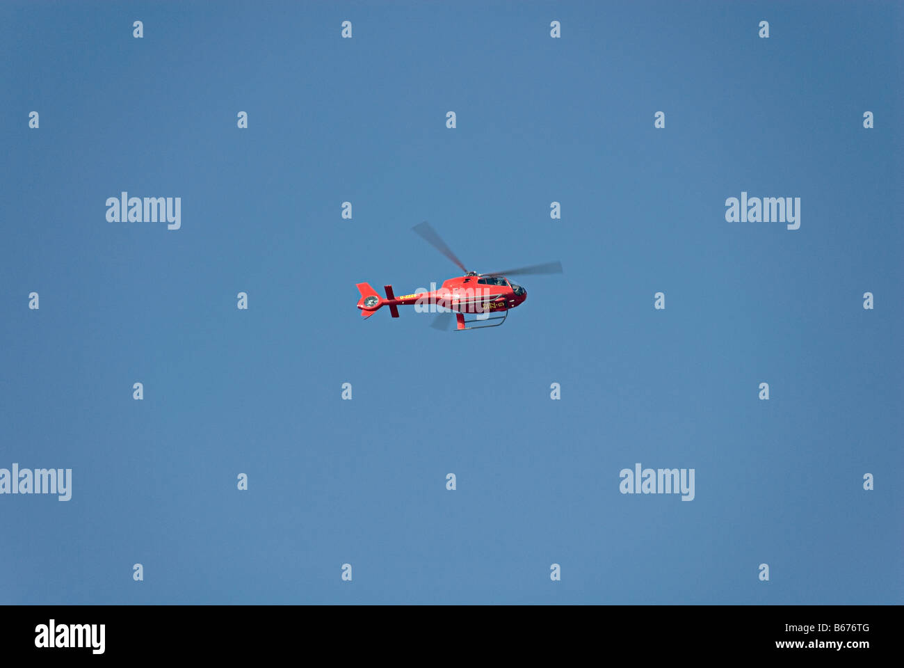 walisische Flugrettung an der Westküste von Wales an einem sonnigen Tag fliegen Stockfoto