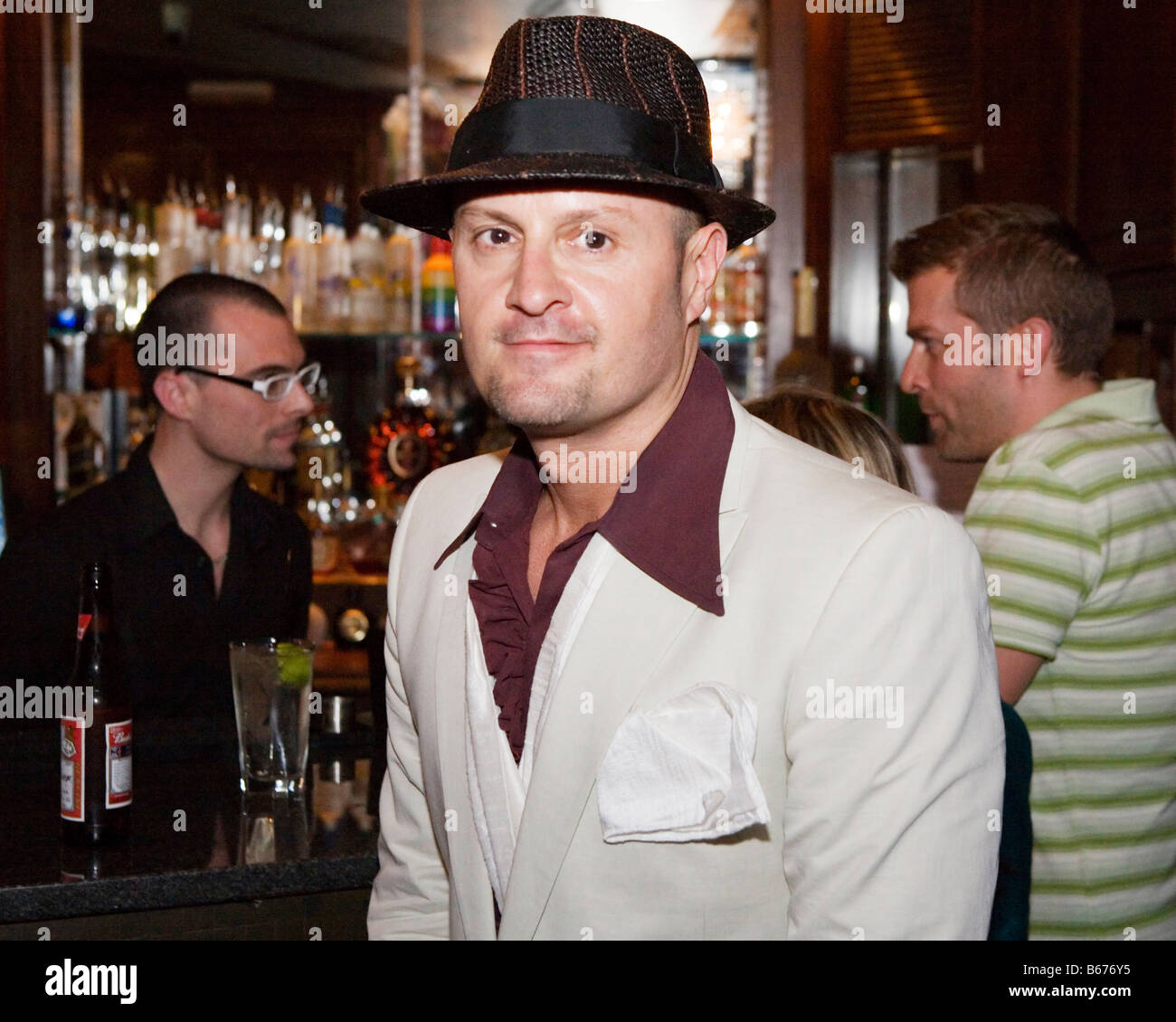 Porträt eines Mannes in einer Londoner bar Stockfoto