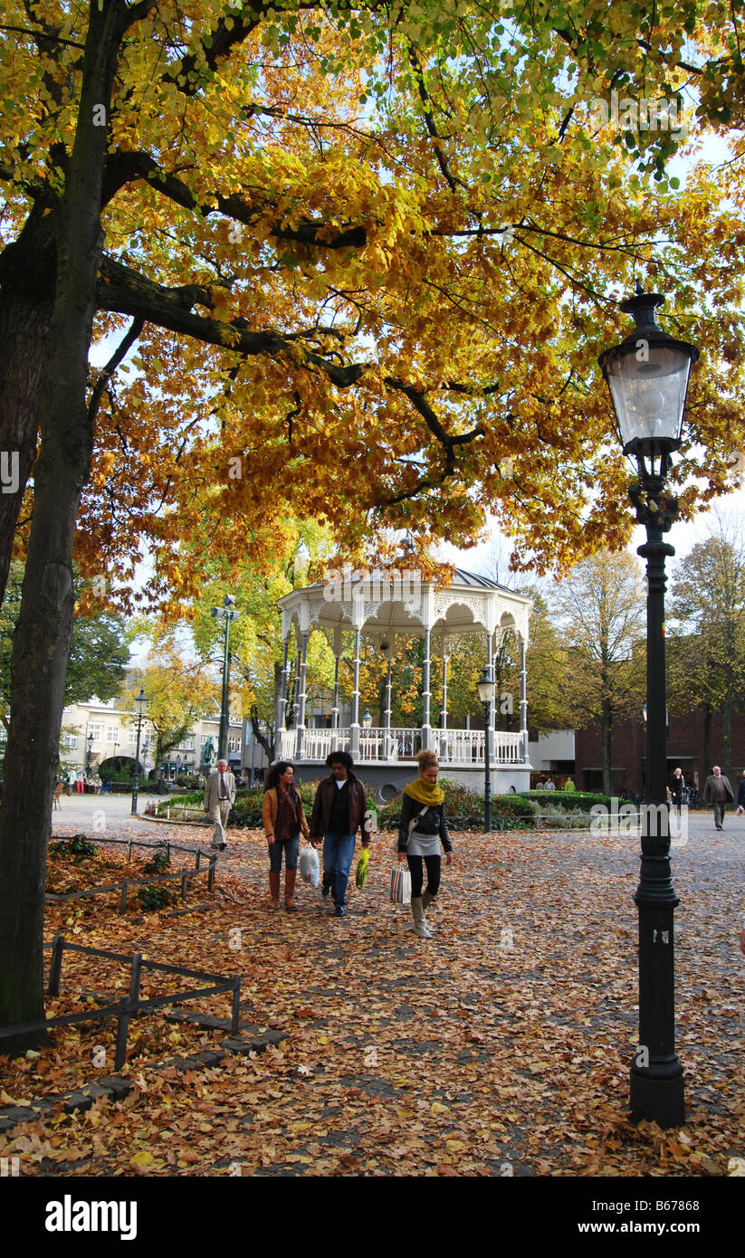 Musikpavillon und charakteristischen Straße Licht Munsterplein Roermond Niederlande im Herbst Stockfoto