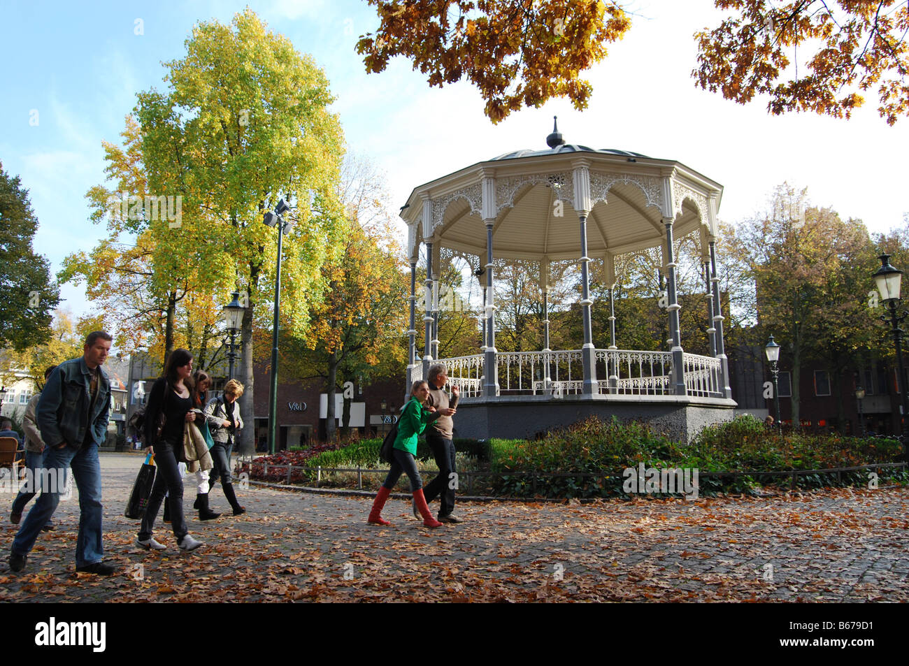 Musikpavillon mit Käufern im Herbst Munsterplein Roermond Niederlande Stockfoto