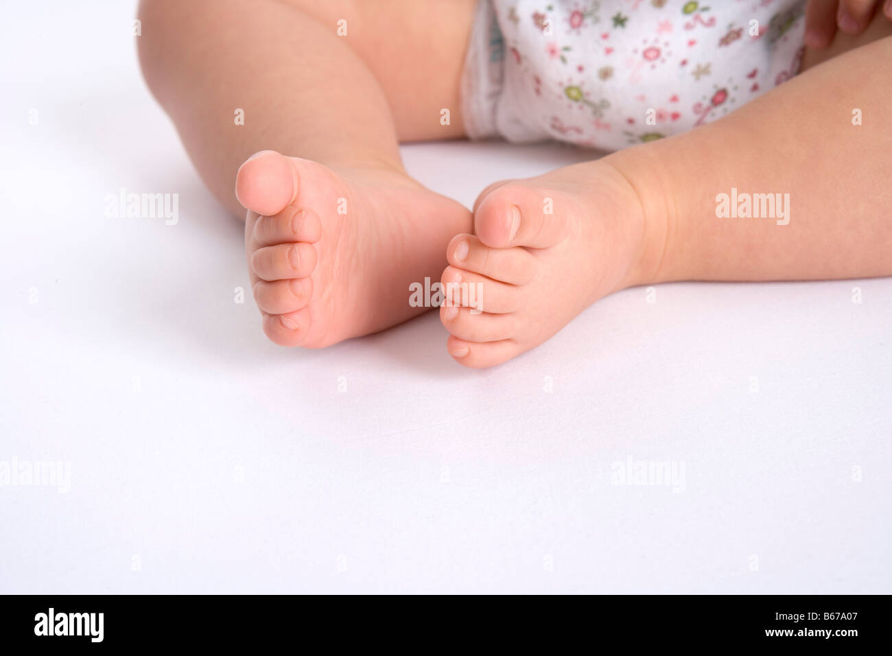 Füße von einem Babymädchen Stockfoto