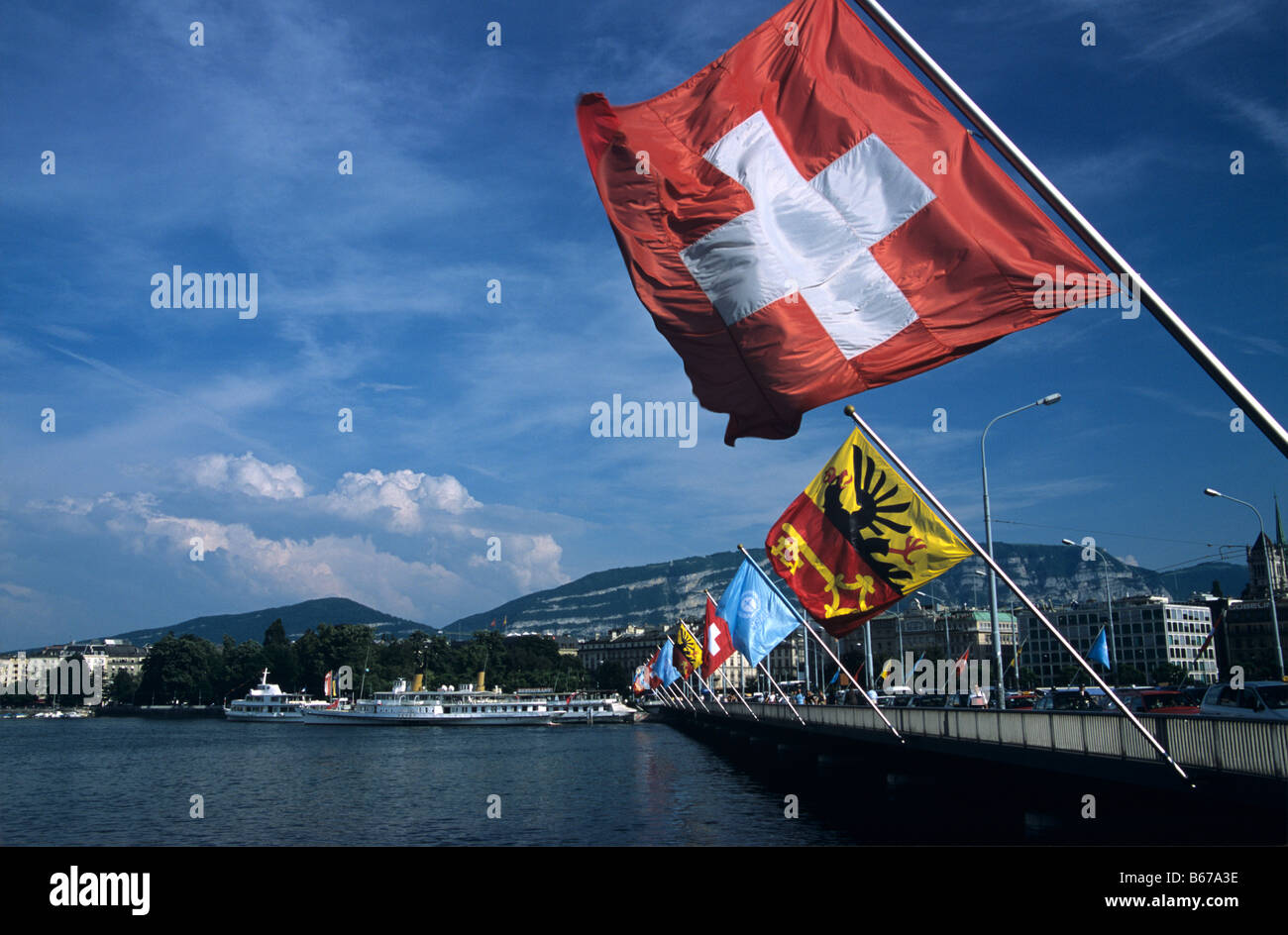 Schweizer Flagge und der Mont Blanc-Brücke über See Leman, Genf, Schweiz Stockfoto