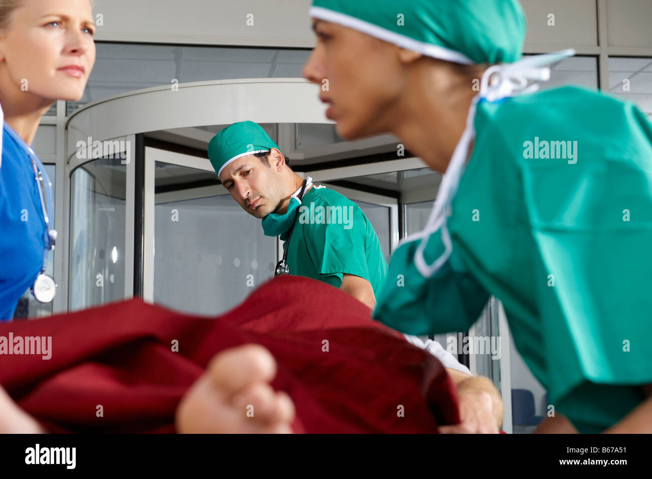 Ärzteteam vor Krankenhaus Stockfoto