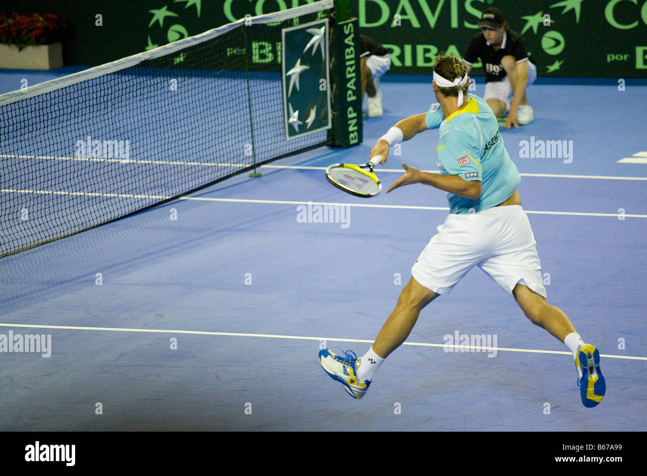 Argentinischer Tennisspieler David Nalbandian schlagen eine Fahrt gedreht während der 2008 Davis Cup Finale gegen spanische David Ferrer Stockfoto