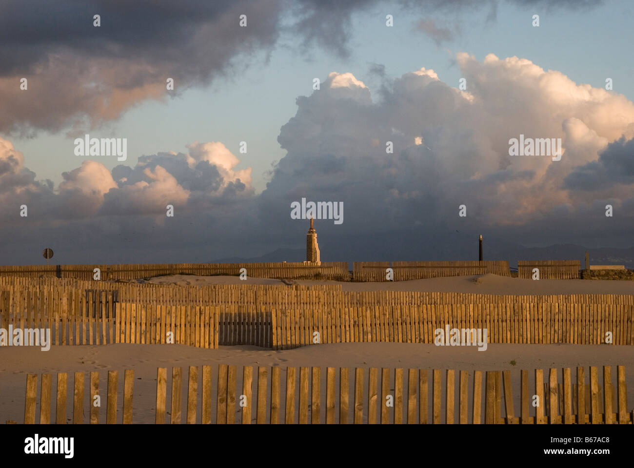 Sonnenuntergang am Strand von Tarifa, Cádiz, Spanien mit Blick auf den Leuchtturm. bewölkter Himmel Stockfoto