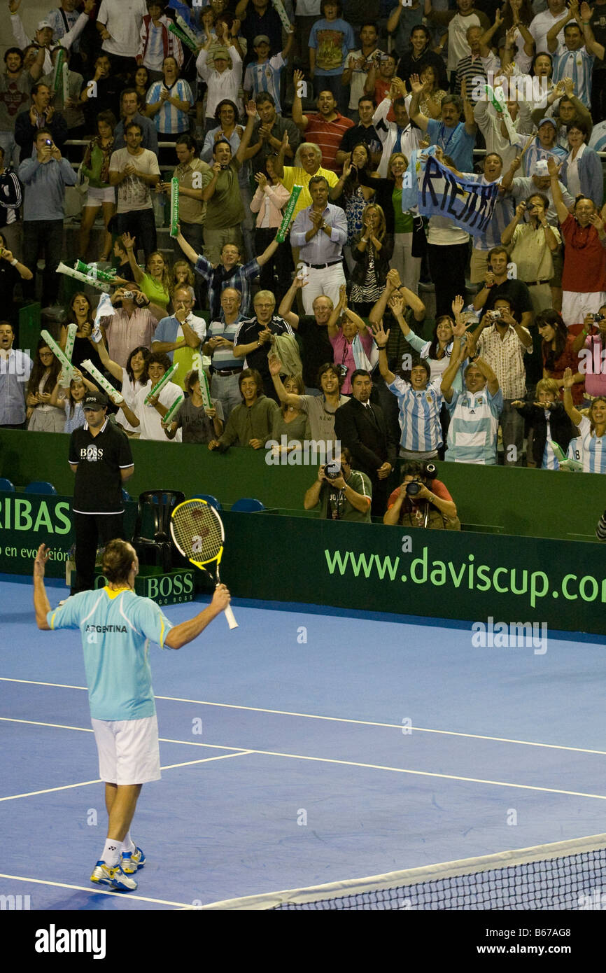 Argentinischer Tennisspieler David Nalbandian argentinische Fans jubeln, gewann das erste Spiel in der Davis Finale 2008 Stockfoto