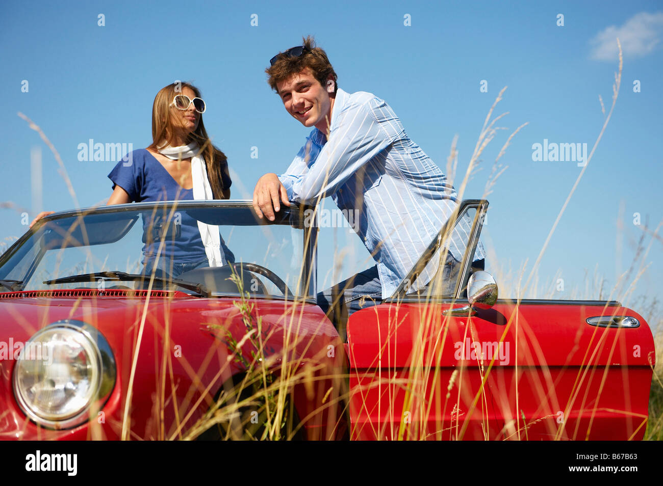 Paar in einem roten Cabrio Stockfoto