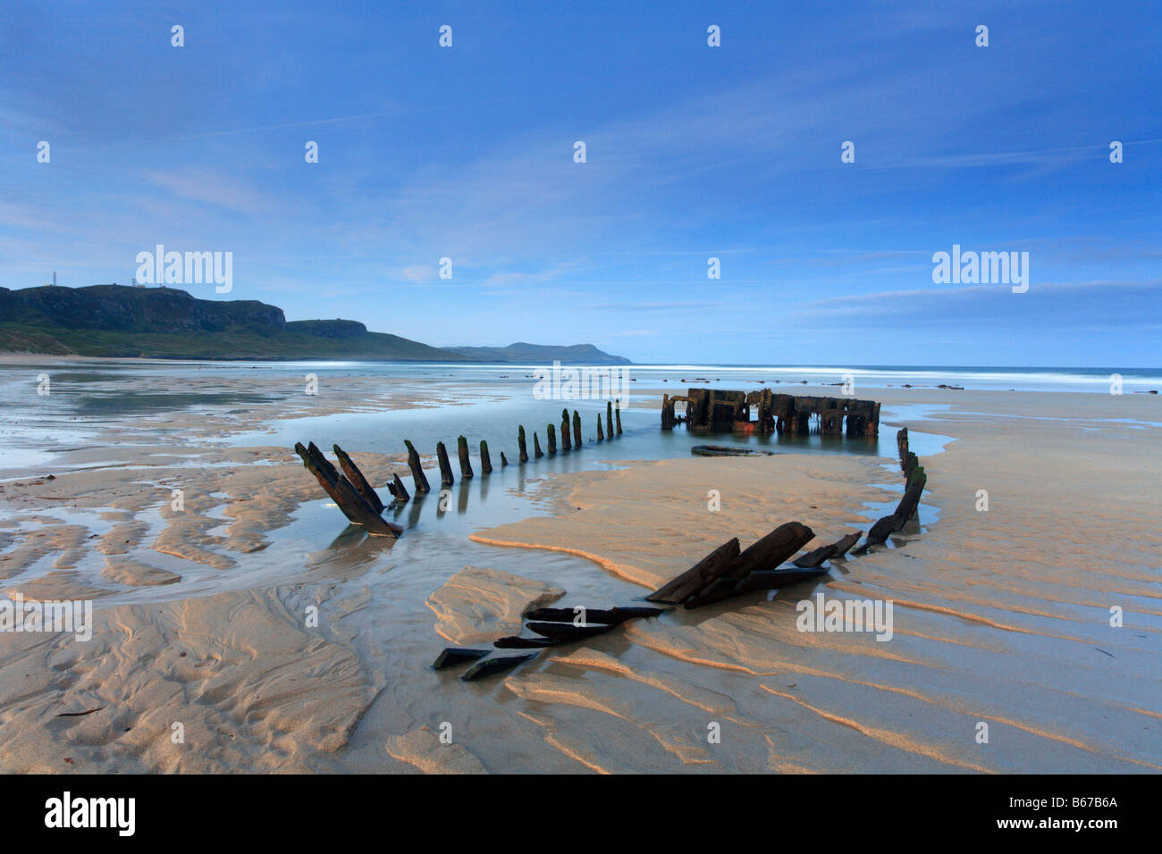 "Machirs Bucht" Schiffbruch in der Morgendämmerung "Islay" Insel Scottish Inneren Hebriden, Schottland, Vereinigtes Königreich Stockfoto