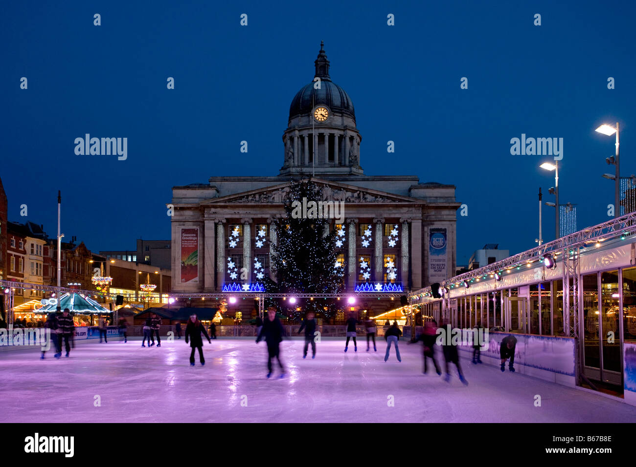 Nottingham-Rathaus mit Weihnachtsbeleuchtung und Eisbahn, england Stockfoto