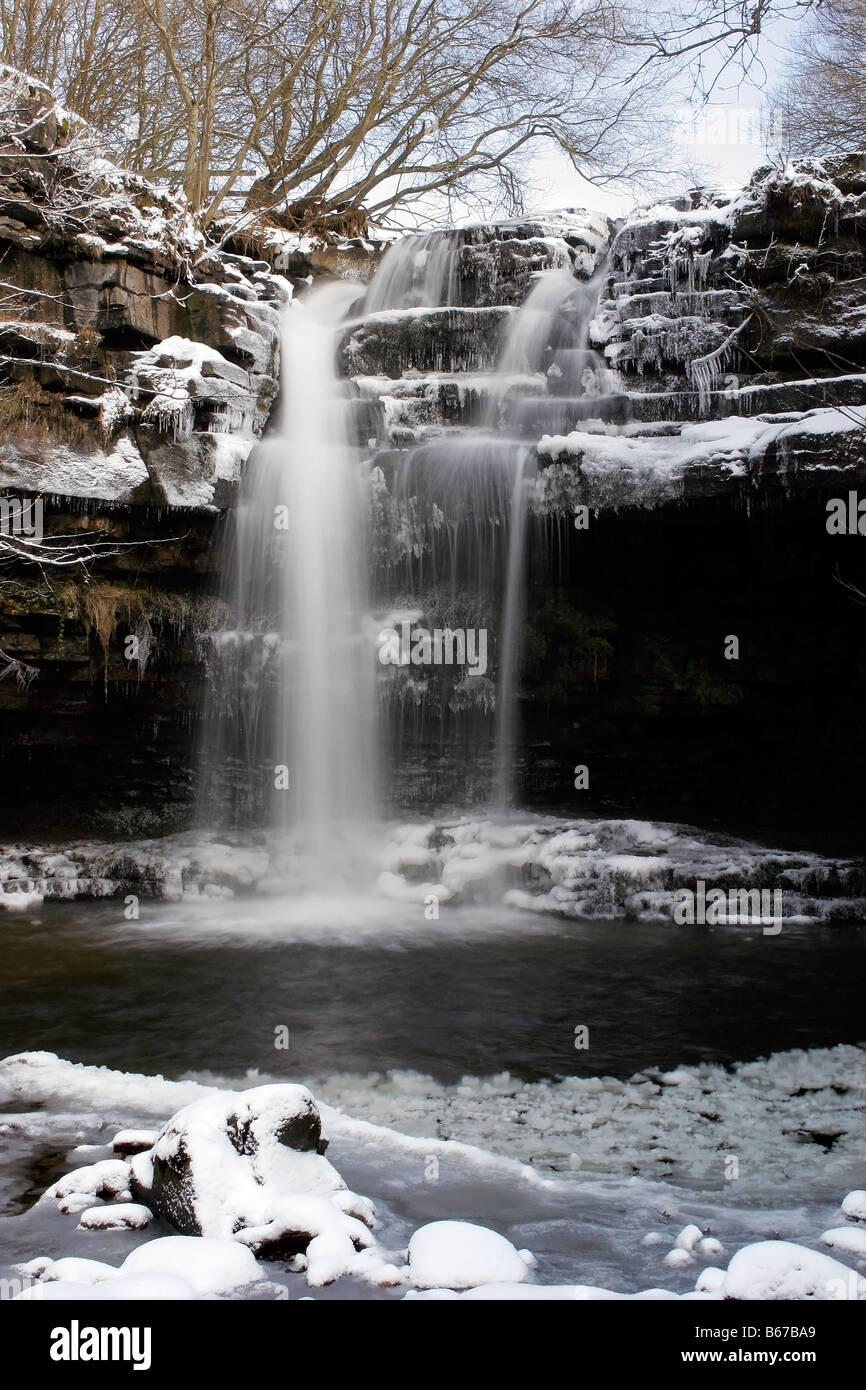 Winter Wasserfall Summerhill Kraft und Gibsons Höhle Bowlees oberen Teesdale County Durham England Stockfoto