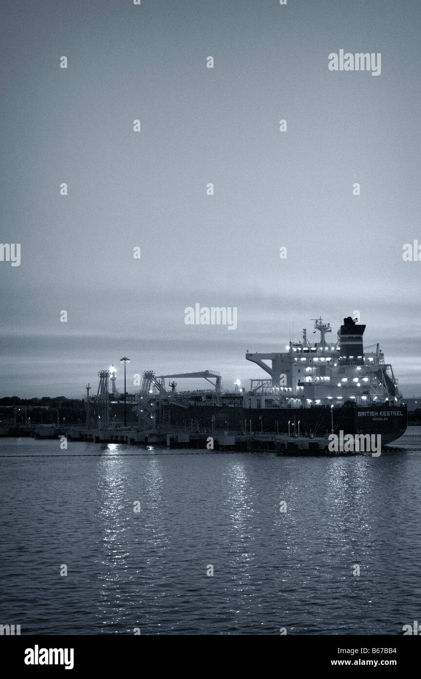 Öl-Produktträger Entladung Frachtterminal in Portland, Maine, Film-Korn-Effekt, Stockfoto