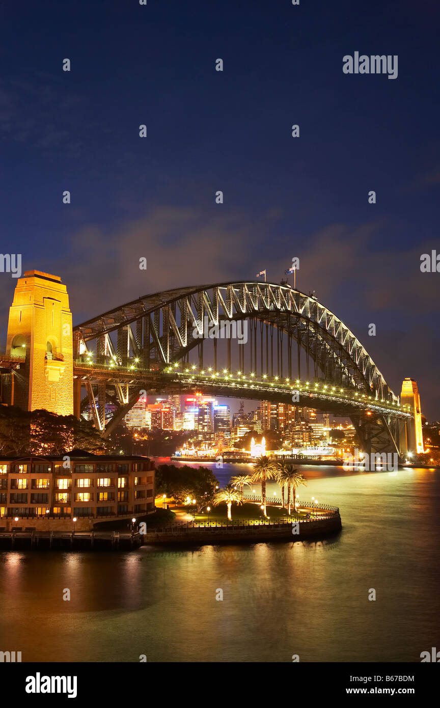 Sydney Harbour Bridge und Park Hyatt Sydney Hotel bei Nacht Sydney New South Wales Australien Stockfoto