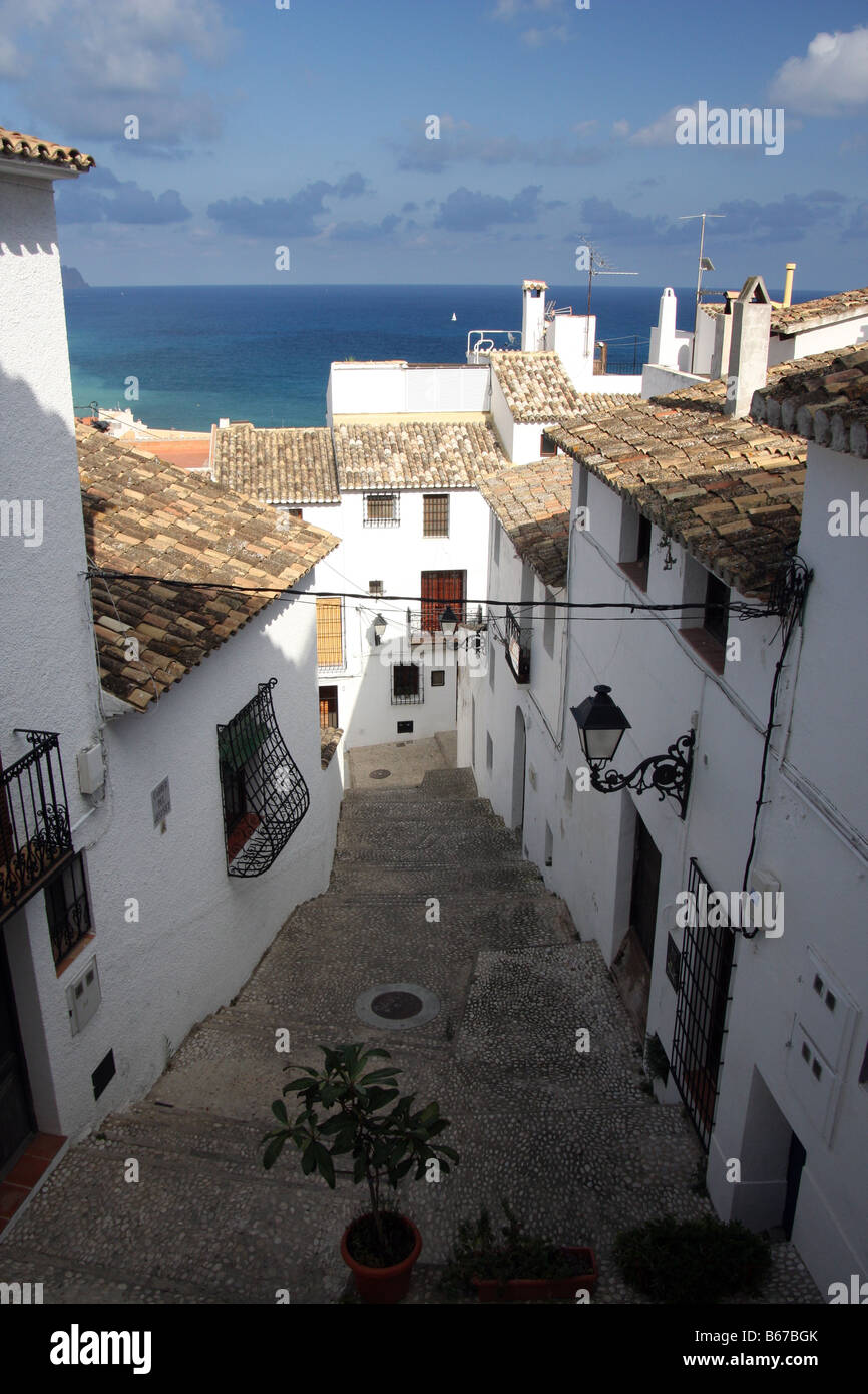 Weiß getünchten Fassaden und Ziegeldächer, Blick auf das Mittelmeer in Altea, Spanien Stockfoto