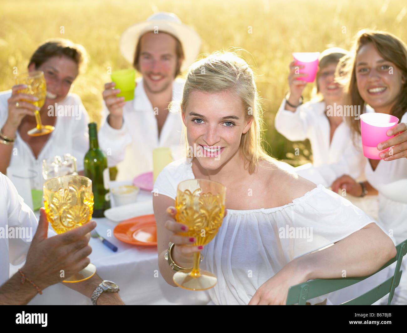 Gruppe von Menschen, die Abendessen im freien Stockfoto