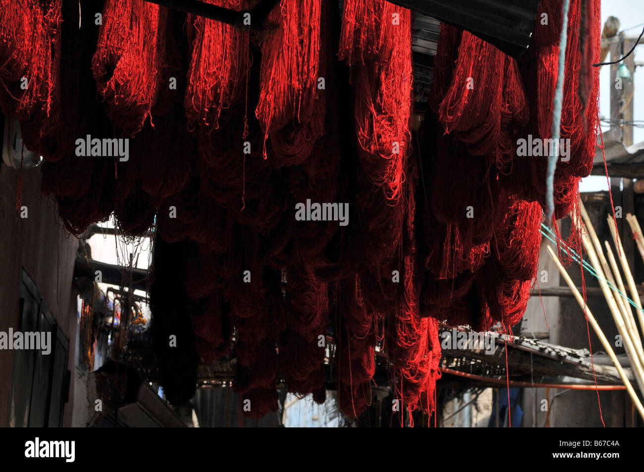 Gefärbte Wolle hängen zum Trocknen Marrakesch Marokko Stockfoto