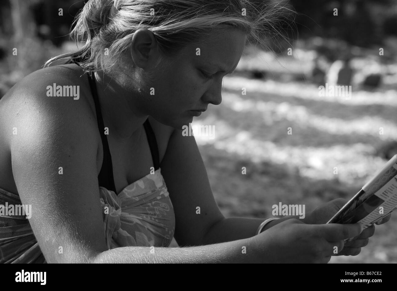 Attraktive Dame lesen während eines Urlaubs in Griechenland. Stockfoto