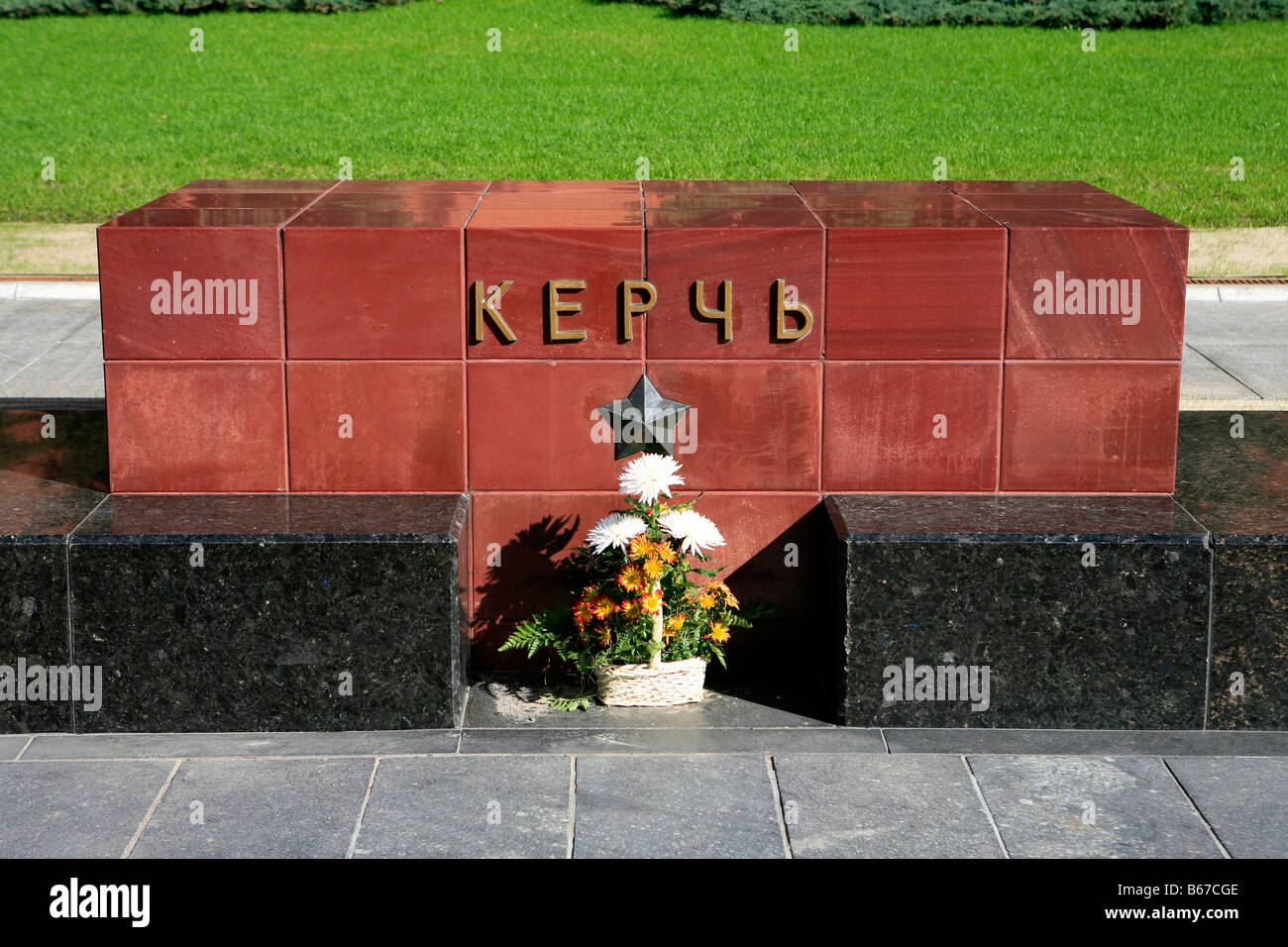 Gedenkstein für Zweiter Weltkrieg Held Stadt Kertsch nahe das Grab des unbekannten Soldaten in Alexander Garden, Moskau, Russland Stockfoto