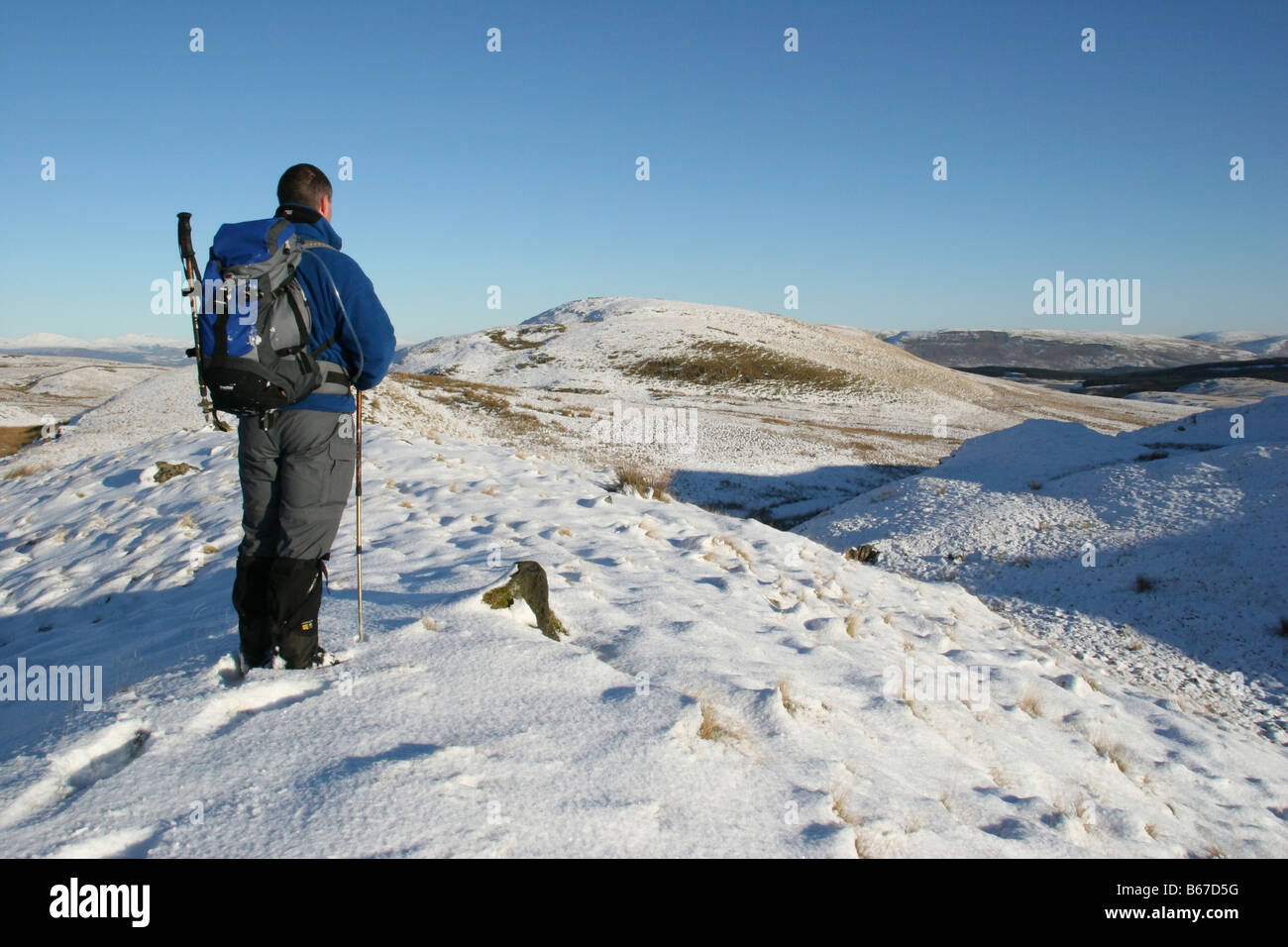 Hillwalker n/e über die Kilpatrick Hills, The Campsie Fells im Winter schauen Stockfoto