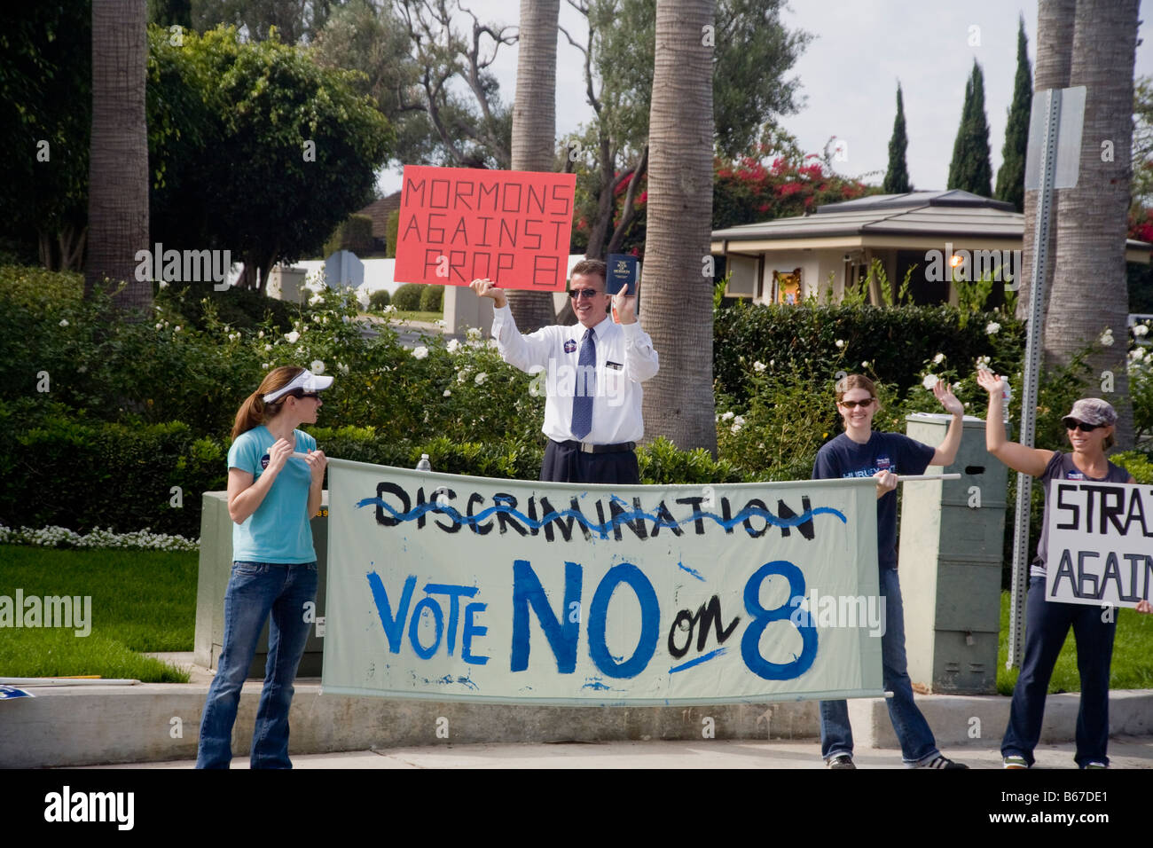 Demonstranten protestieren gegen Staat Stimmzettel-Proposition am Pacific Coast Highway in Laguna Niguel, CA, USA Stockfoto