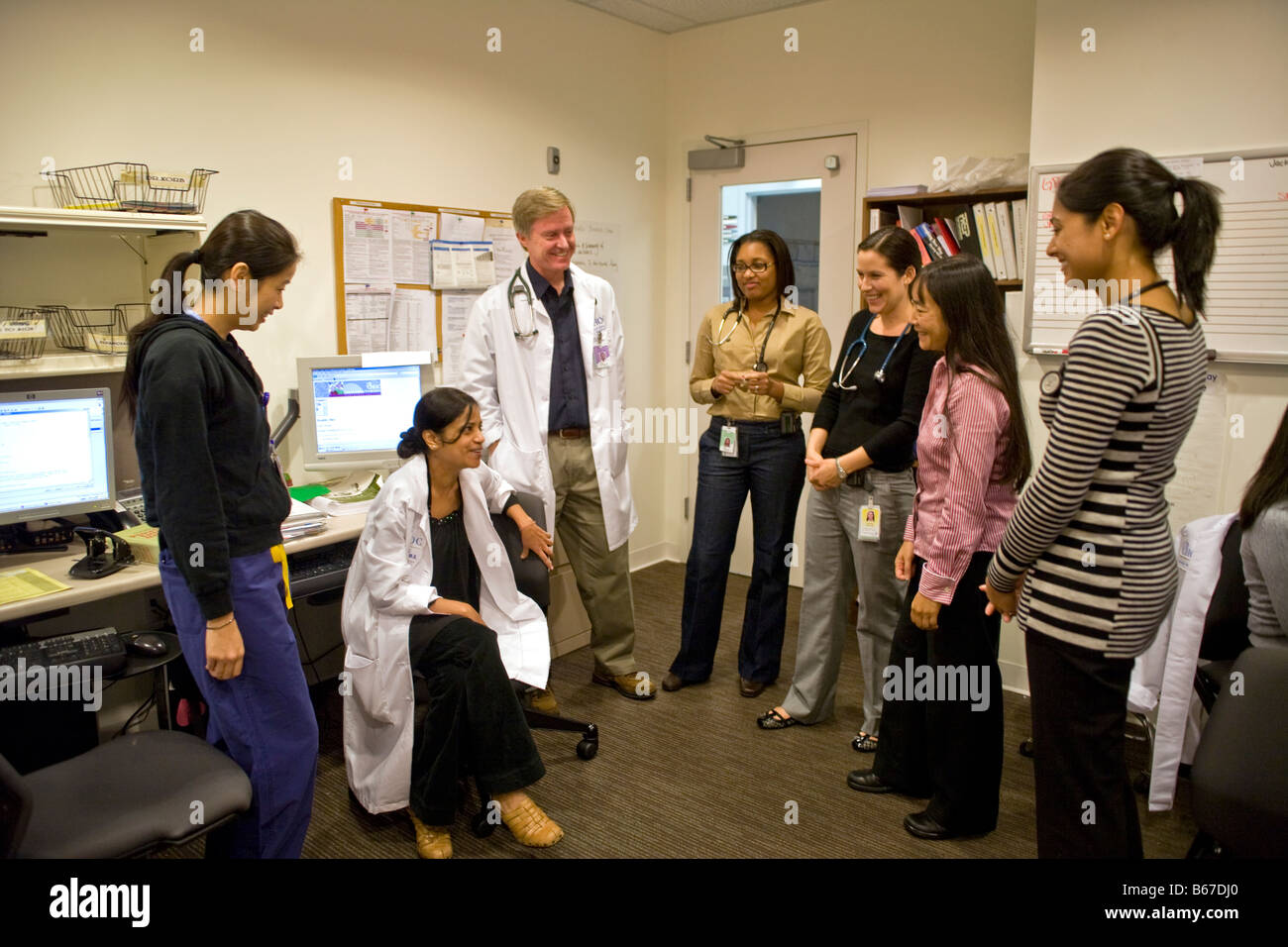 Gruppe von Rassen Ärzte sprechen bei Childrens Hospital of Orange County in Orange, Kalifornien, USA Stockfoto