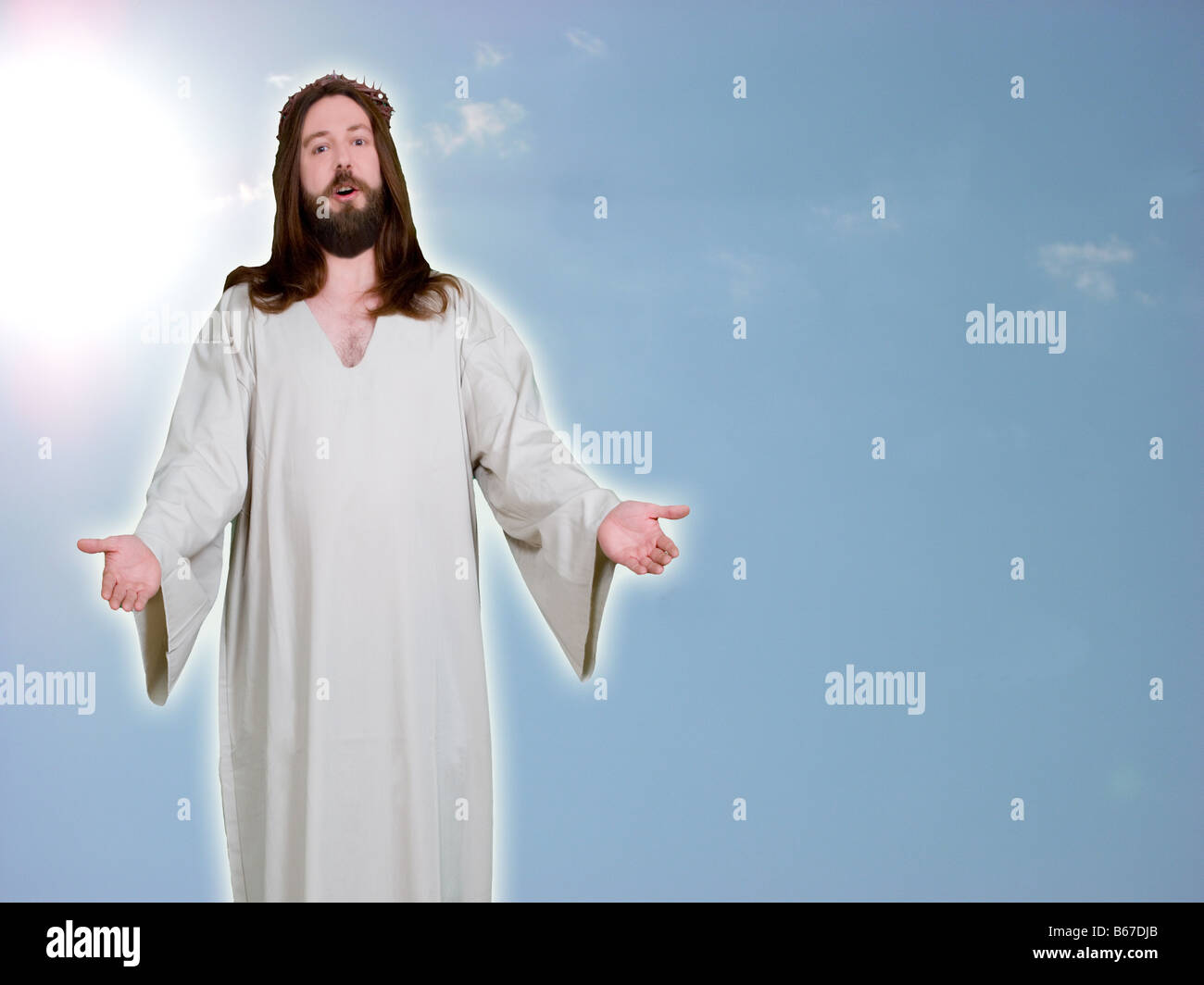 Jesus mit den blauen Himmel hinter ihm stehend Stockfoto