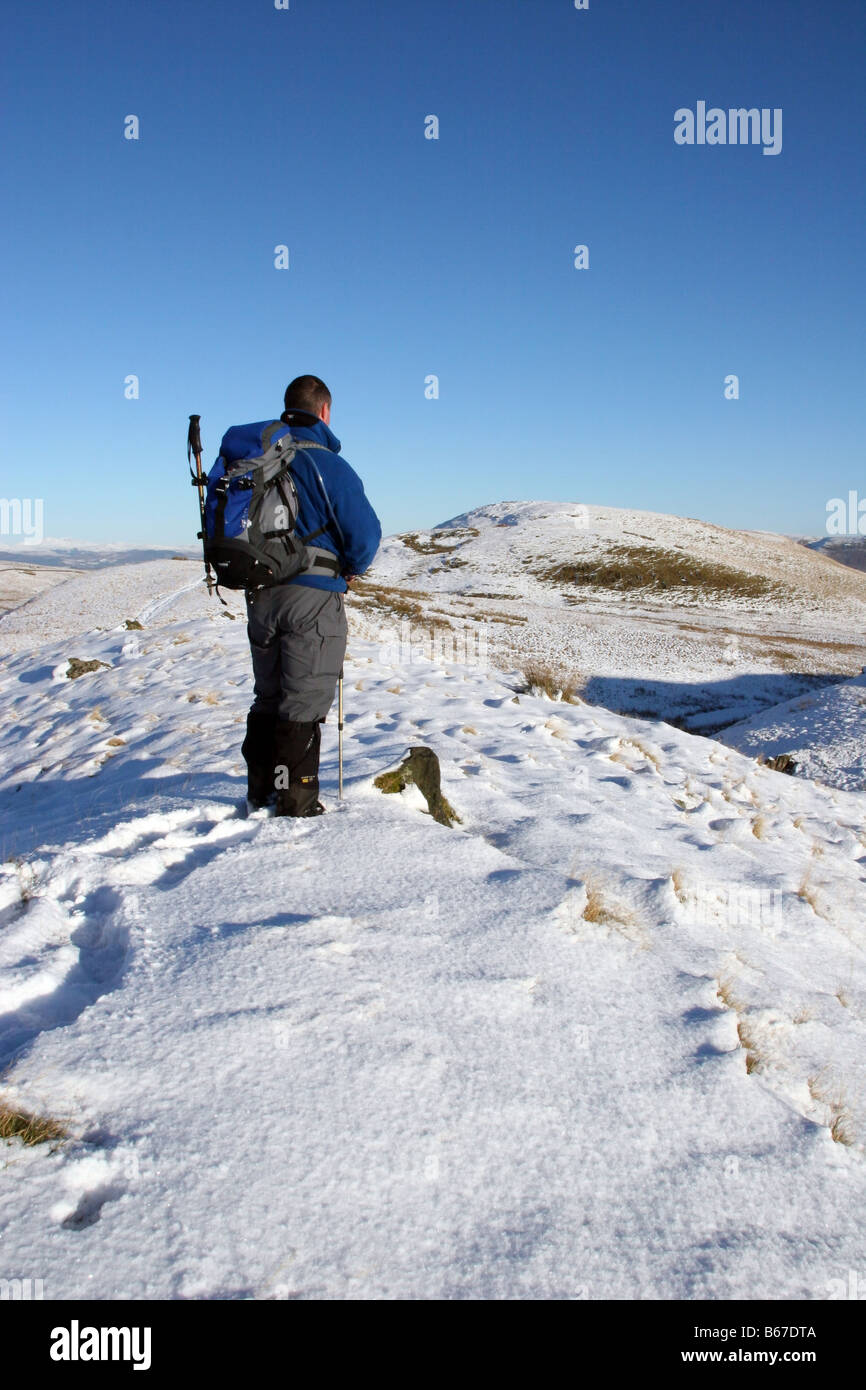 Hillwalker auf der Suche n / e über die Hügel von Kilpatrick, The Campsie Fells im Winter Stockfoto