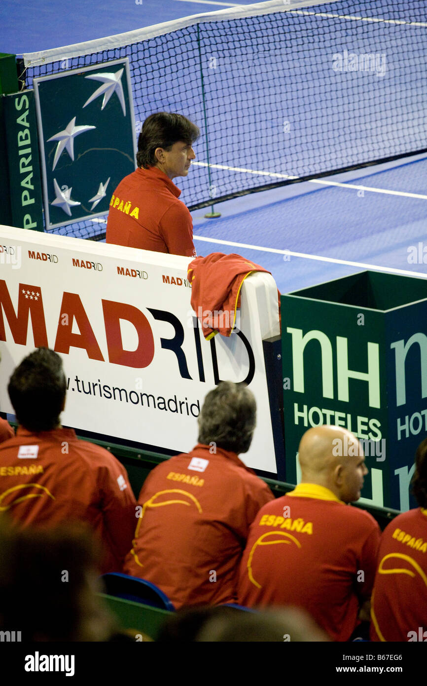 Spanischen Davis Cup Kapitän Team Emilio Sanchez Vicario Uhren ein Spiel von der Bank während 2008-Davis-Cup-Finale Stockfoto