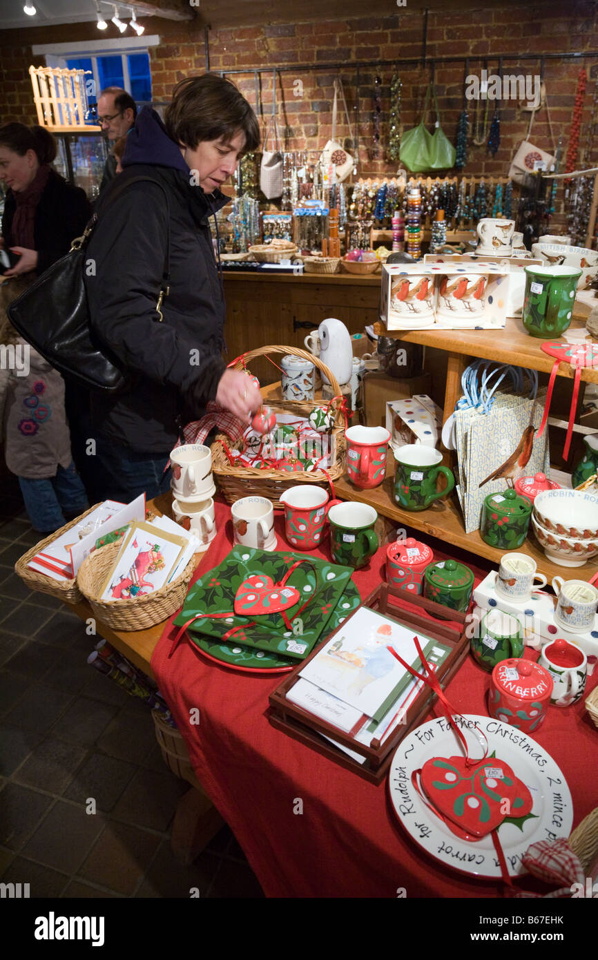 Eine Frau-Weihnachts-shopping in Snape Maltings, Snape, Suffolk, England, Großbritannien Stockfoto