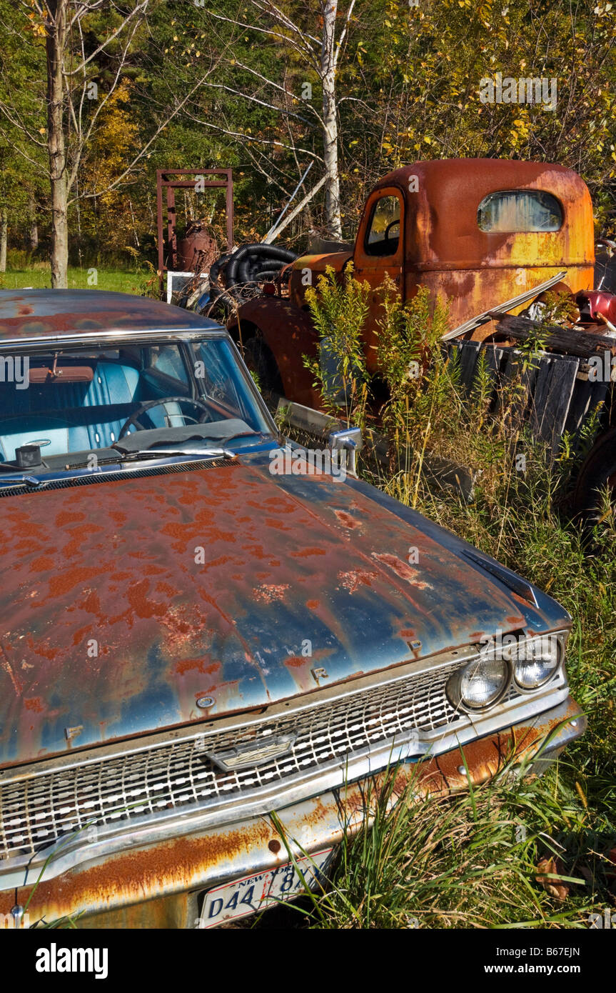 Rostigen amerikanischen Ford-Auto in der Nähe von Bennington Vermont Vereinigte Staaten von Amerika USA aufgegeben Stockfoto