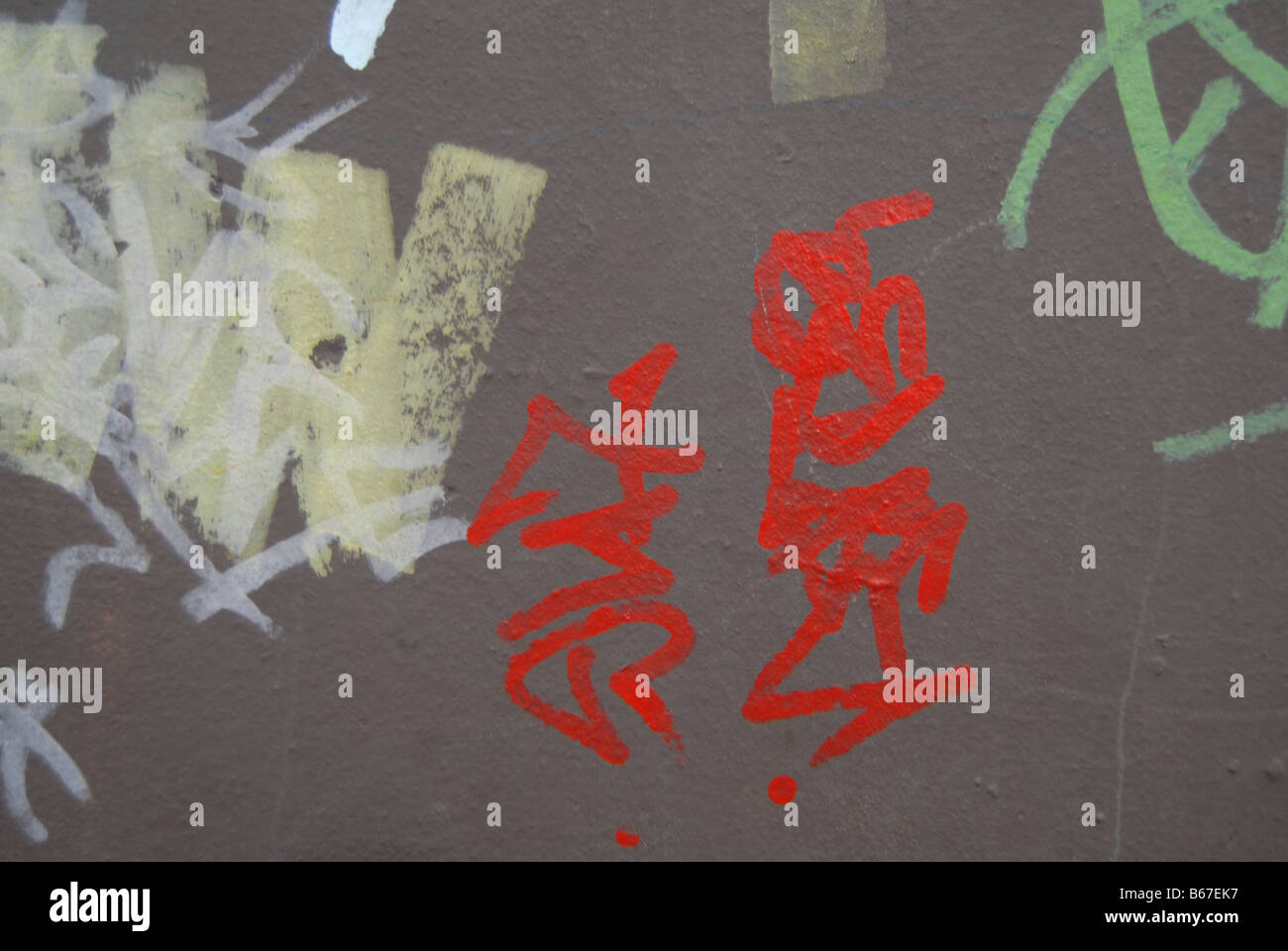 Bunte Graffiti an einer Ostwand Belfast bildet eine orientalische Komposition, Belfast, Nordirland Stockfoto