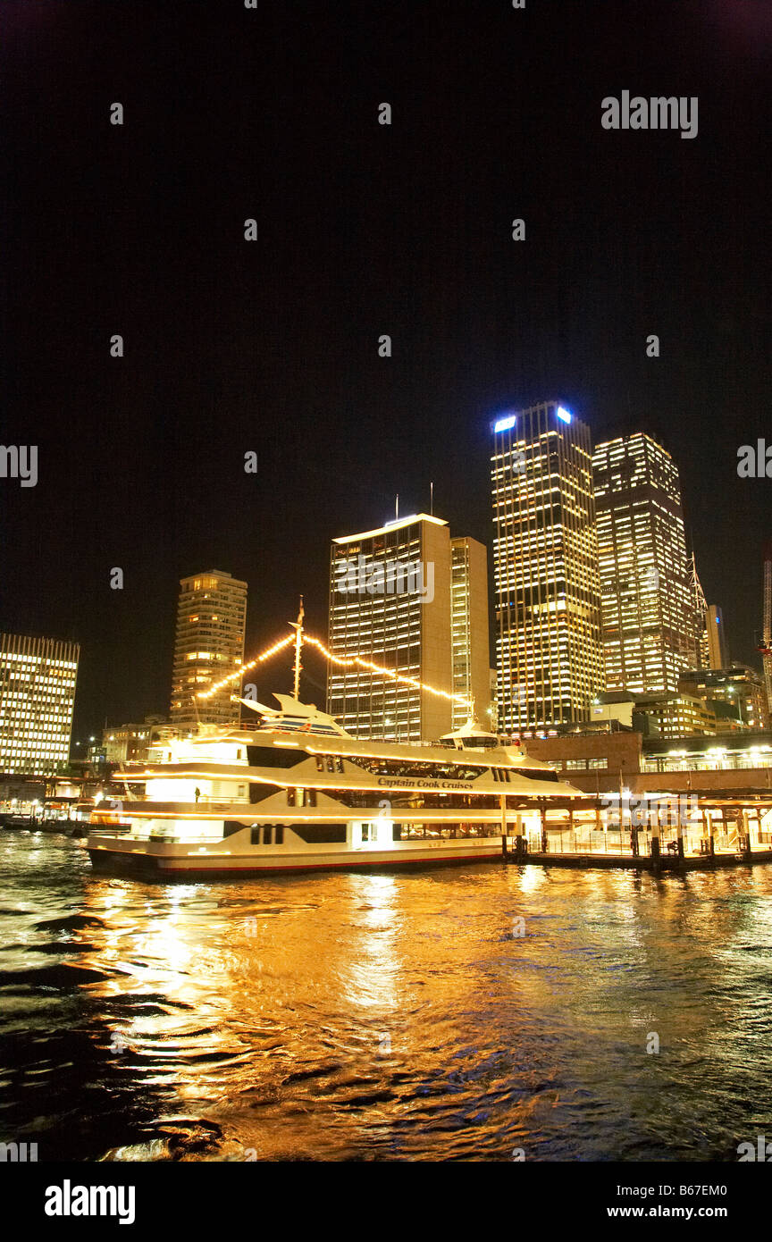 Captain Cook Tour Boot Sydney CBD & Passenger Ferry Terminal am Abend Circular Quay Sydney Cove Sydney New South Wales Australien Stockfoto