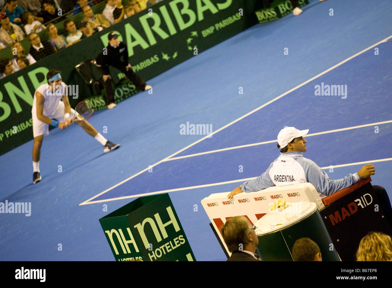 Argentinische Tennis Davis-Cup-Kapitän Alberto Luli Mancini sieht das Spiel, während Juan Martin Del Potro der Dienst wartet Stockfoto