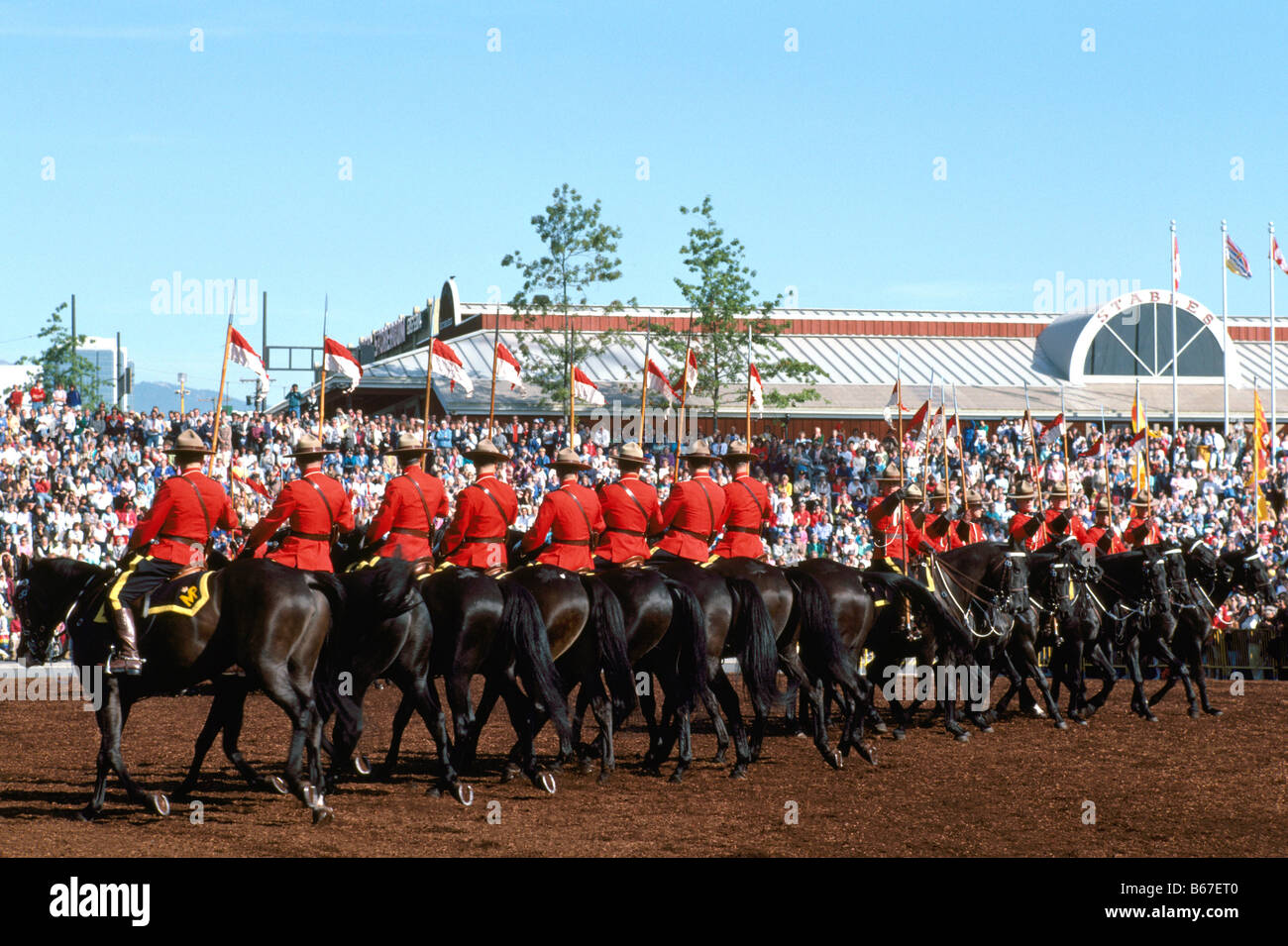 Die (RCMP) Royal Canadian Mounted Police Durchführung ihrer berühmten musikalischen Fahrt in British Columbia Kanada Stockfoto