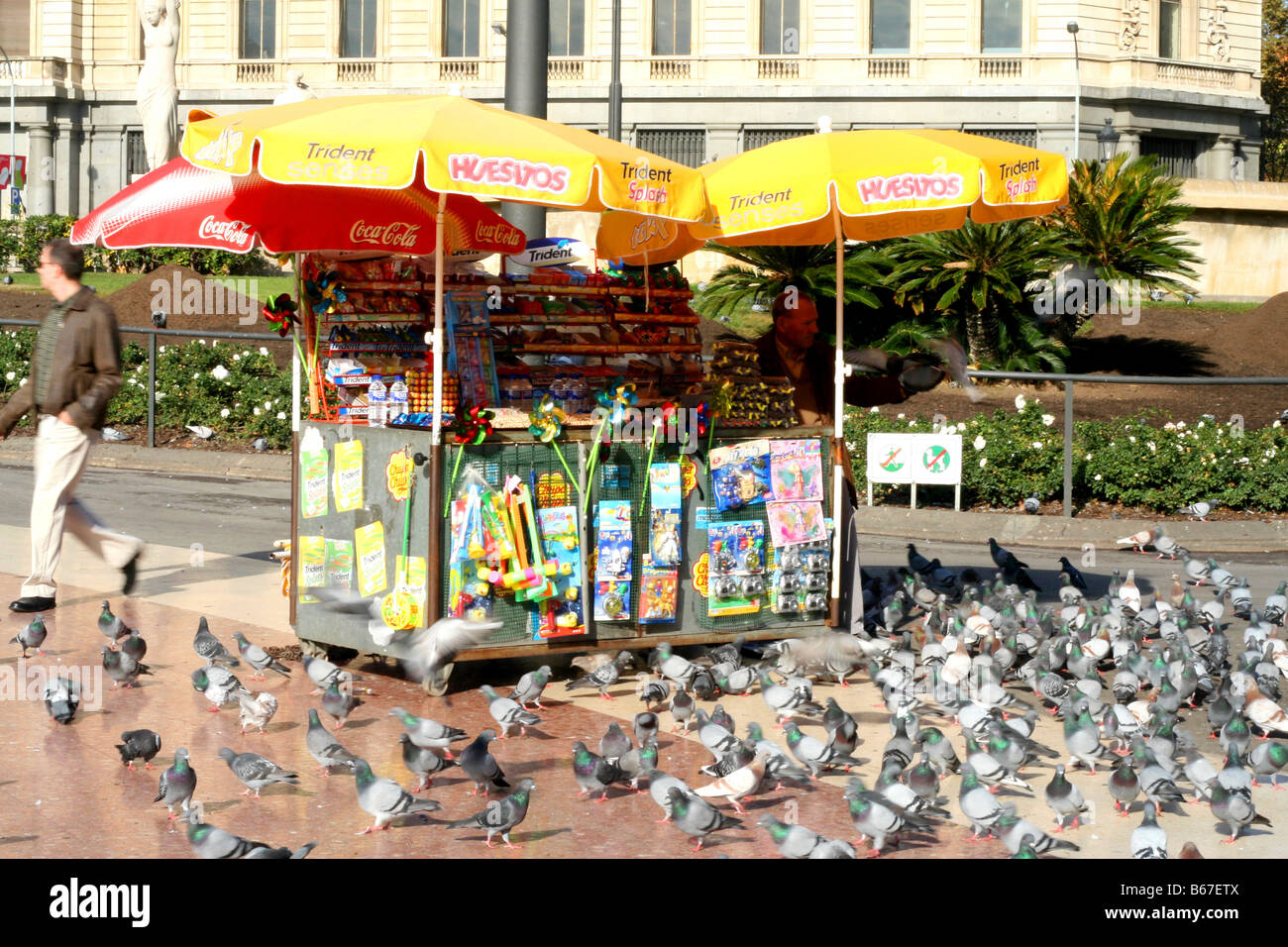 ein Stall mit Snacks, Spielzeug und Paniermehl für die Tauben in der Plaza Catalunya, Barcelona, Spanien Stockfoto
