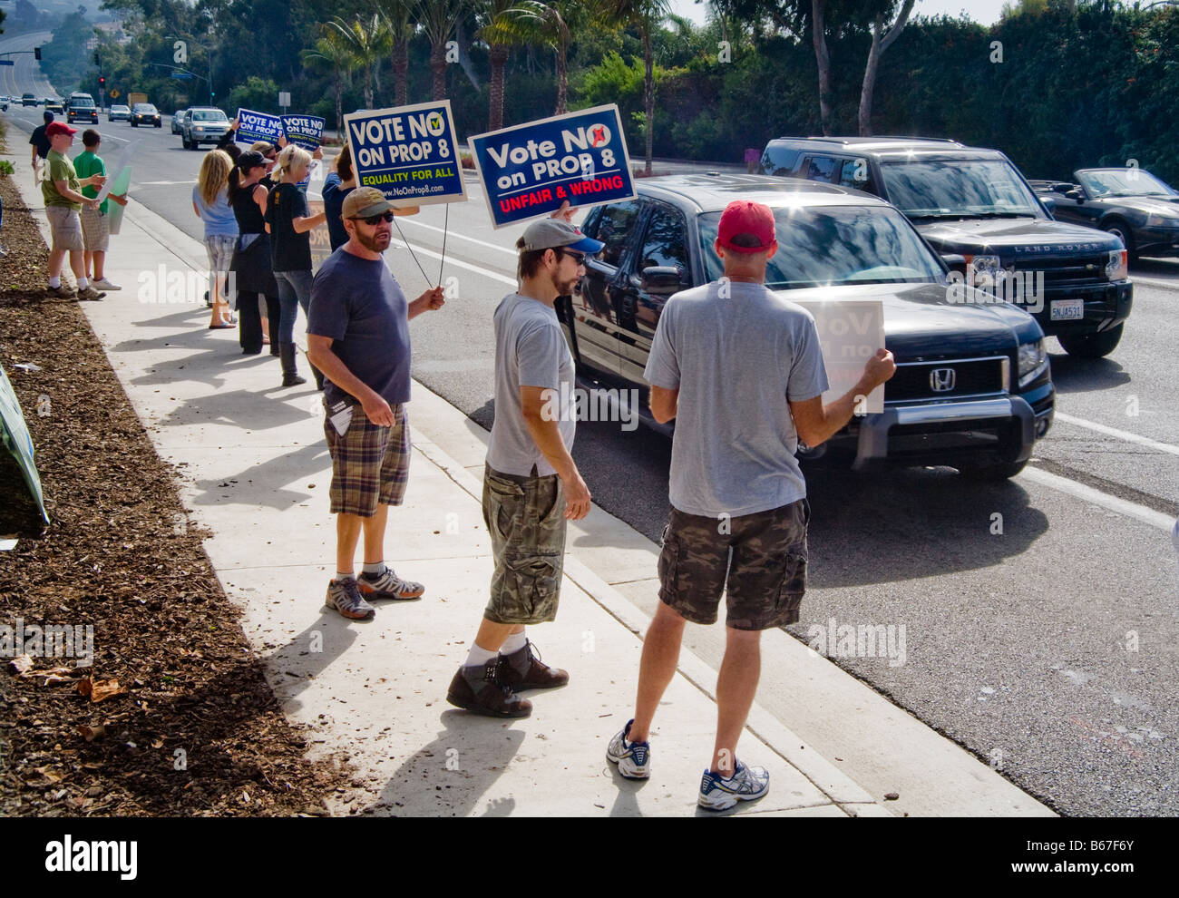 Demonstranten protestieren gegen Staat Stimmzettel-Proposition am Pacific Coast Highway in Laguna Niguel, CA, USA Stockfoto