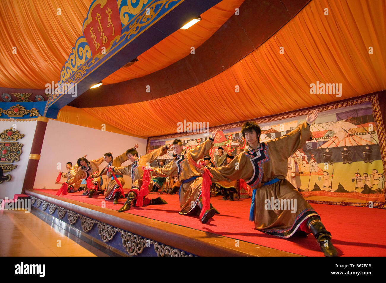 Darsteller in mongolische Trachten unterhalten Touristen Xiwuzhumuqinqi Innere Mongolei China Stockfoto