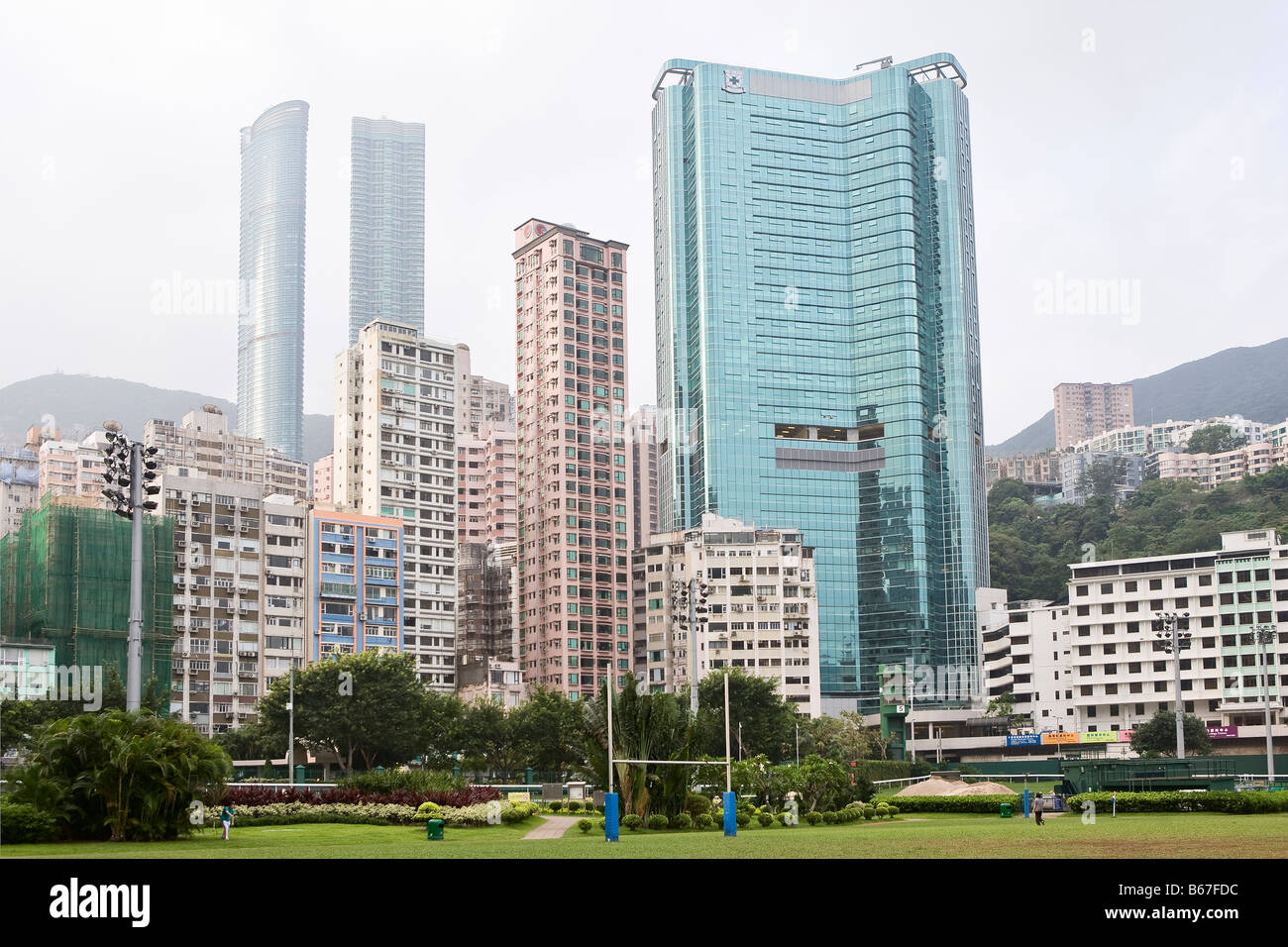 Hochhäuser der Happy Valley hinter einem Rugby-Spielfeld in Happy Valley Racing Course, Hong Kong Stockfoto