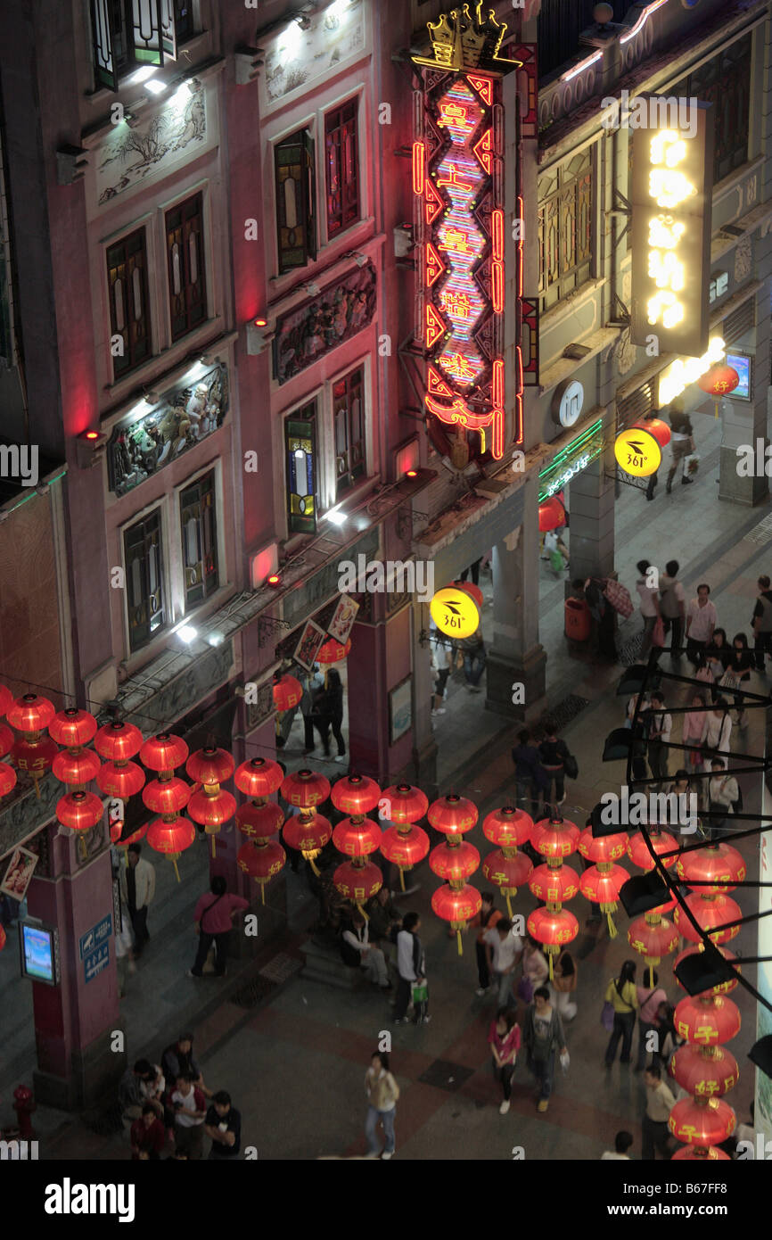 China Guangdong Provinz Guangzhou Xiajiu Lu Fußgängerzone in der Nacht Stockfoto