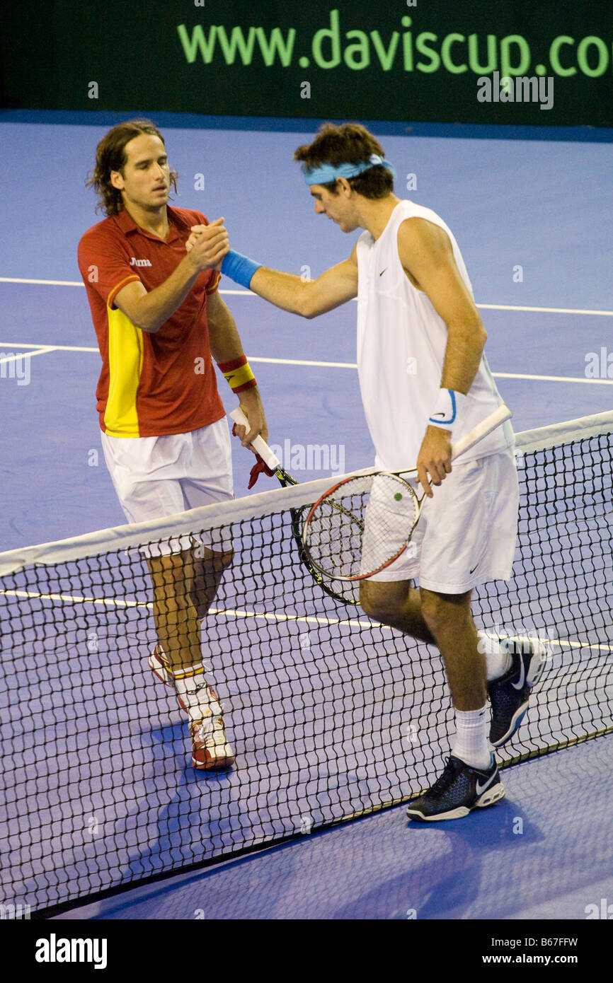 Spanischer Tennisspieler Feliciano Lopez salutiert argentinischen Spieler Juan Martin Del Potro nach gewann das zweite Spiel im Jahr 2008 Stockfoto