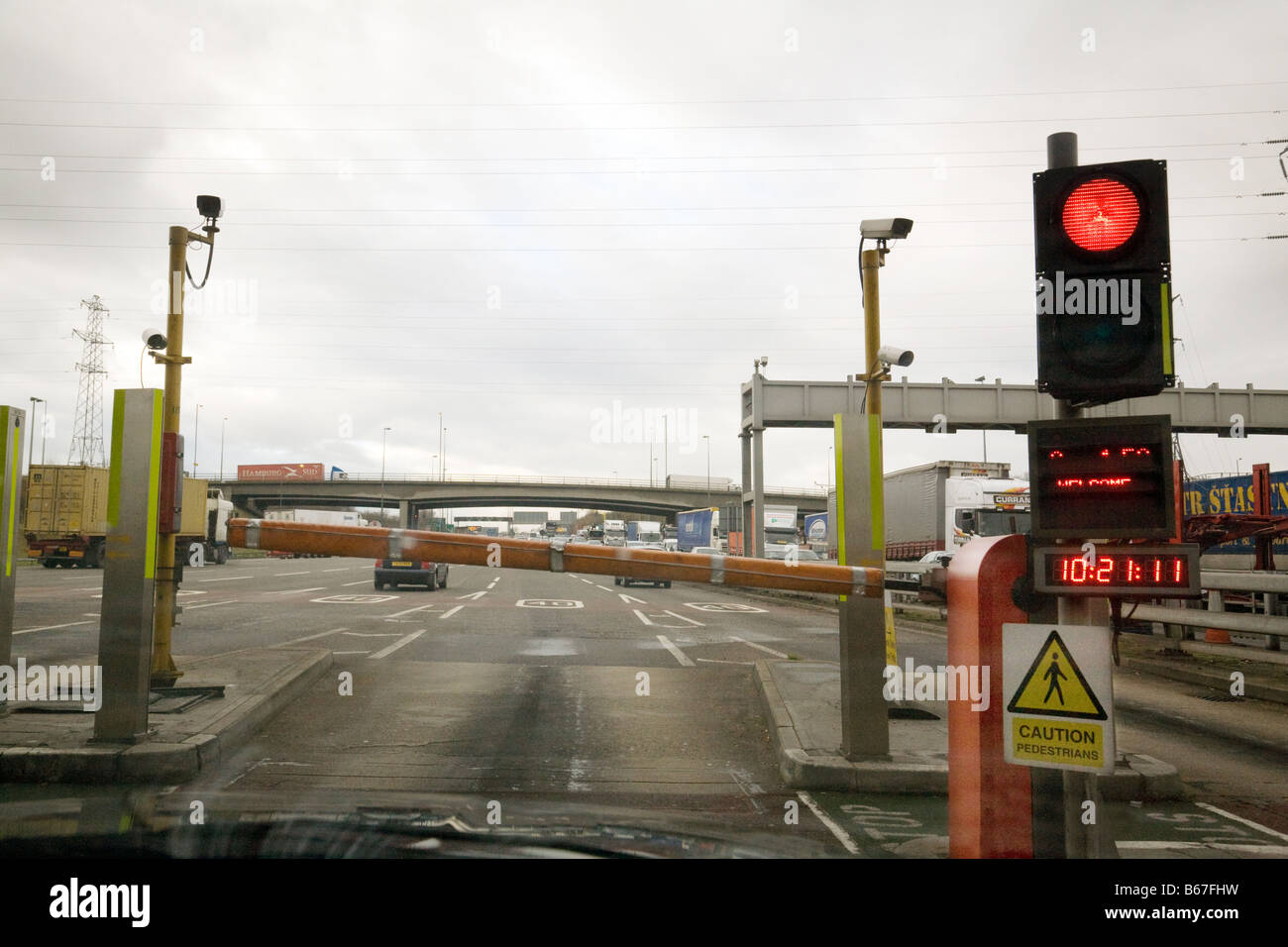 Eine rote Ampel an der Mautstelle Dartford Crossing schlägt, Dartford Kent, England UK Stockfoto