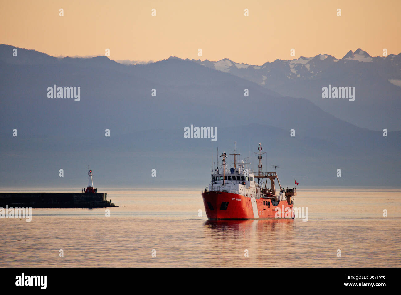 Schiff der kanadischen Küstenwache Rückkehr in den Hafen in der Abenddämmerung Victoria British Columbia Kanada Stockfoto