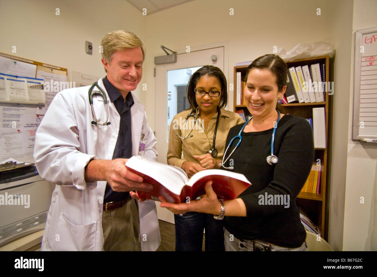 Gemischtrassig Ärzte sprechen bei Childrens Hospital of Orange County in Orange, Kalifornien, USA Stockfoto
