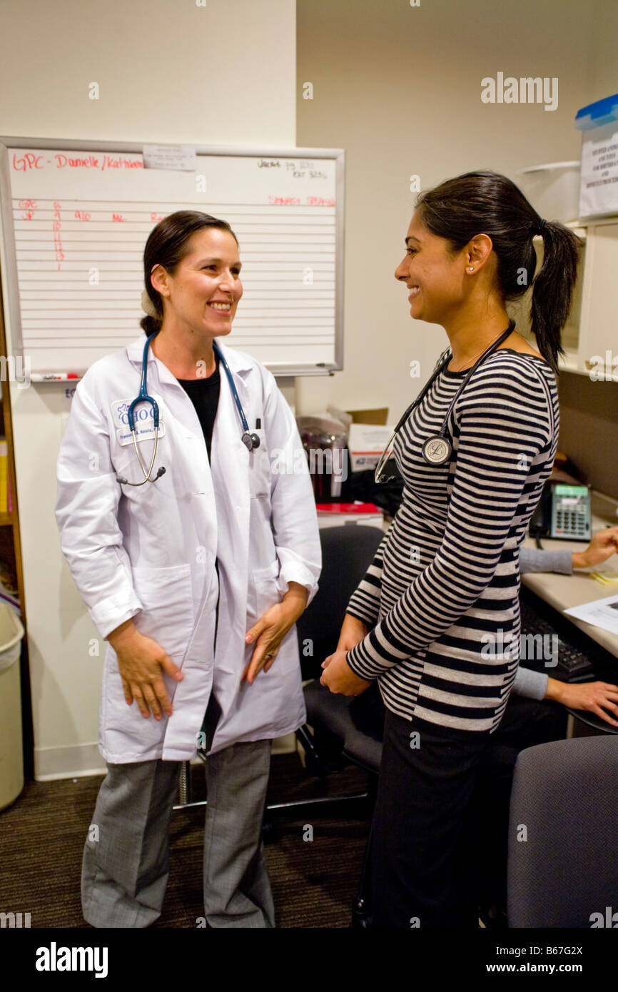 Zwei Ärztinnen sprechen am Childrens Hospital of Orange County in Orange, Kalifornien, USA Stockfoto