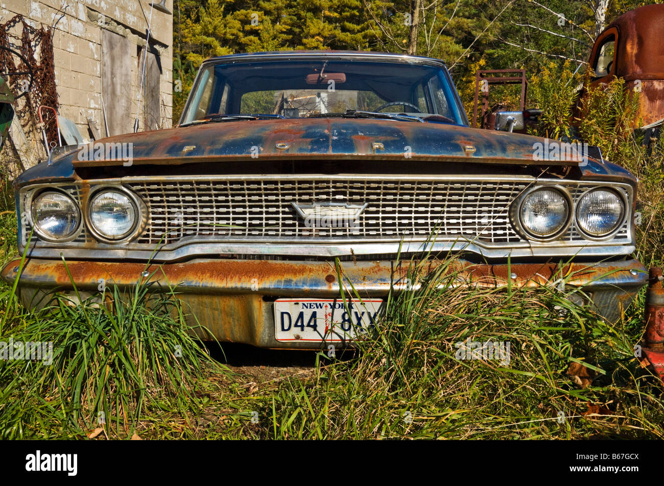 Rostigen amerikanischen Ford-Auto in der Nähe von Bennington Vermont Vereinigte Staaten von Amerika USA aufgegeben Stockfoto
