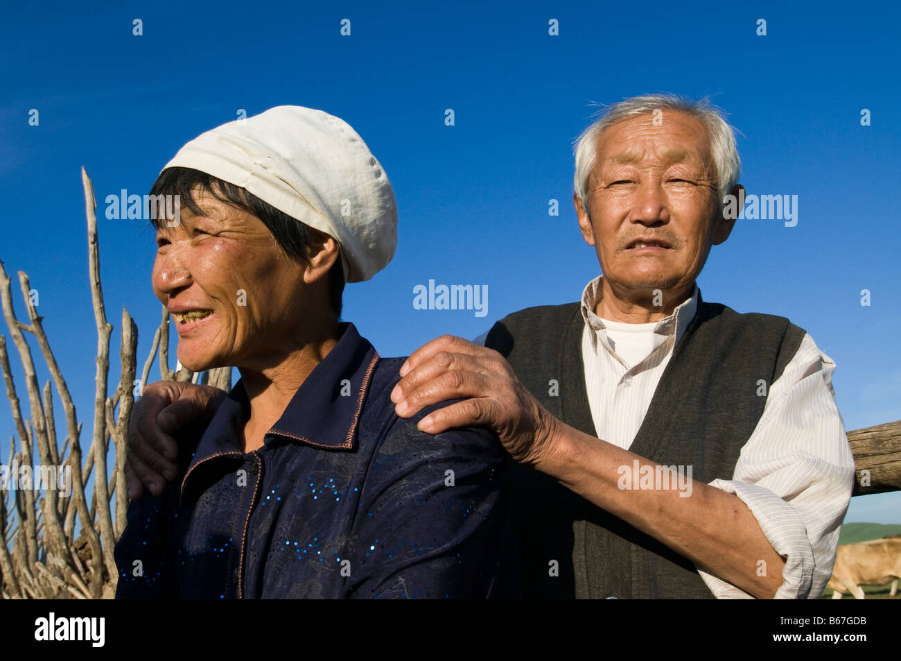 Ethnischen mongolischen Mann und Frau zu Hause im Land Xiwuzhumuqinqi Innere Mongolei China Stockfoto