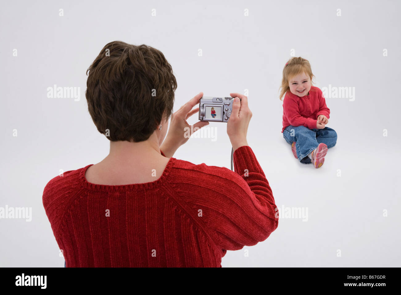 Frau unter Bild von Baby Girl (1-3 Jahre) am Boden Stockfoto