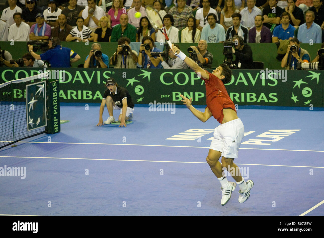 Spanischer Tennisspieler Fernando Verdasco schlagen ein Riesenerfolg, erschossen während der 2008 Davis Cup Finale gegen argentinische Spieler Acasuso Stockfoto